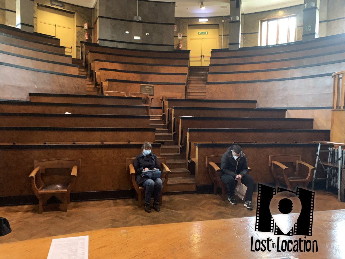 lost_location's tweet photo. Vado a vivere da solo (@marco_risi, 1982)
.
.
Giacomino (@JerryCala) sostiene, disastrosamente, l'esame all'università
.
🗺️ Siamo in una delle aule dell'ospedale odontoiatrico "George Eastman", a Roma, che oggi ospita uno dei tanti hub vaccinali della Capitale
.
#lostinlocation https://t.co/YX3oqRa2EU