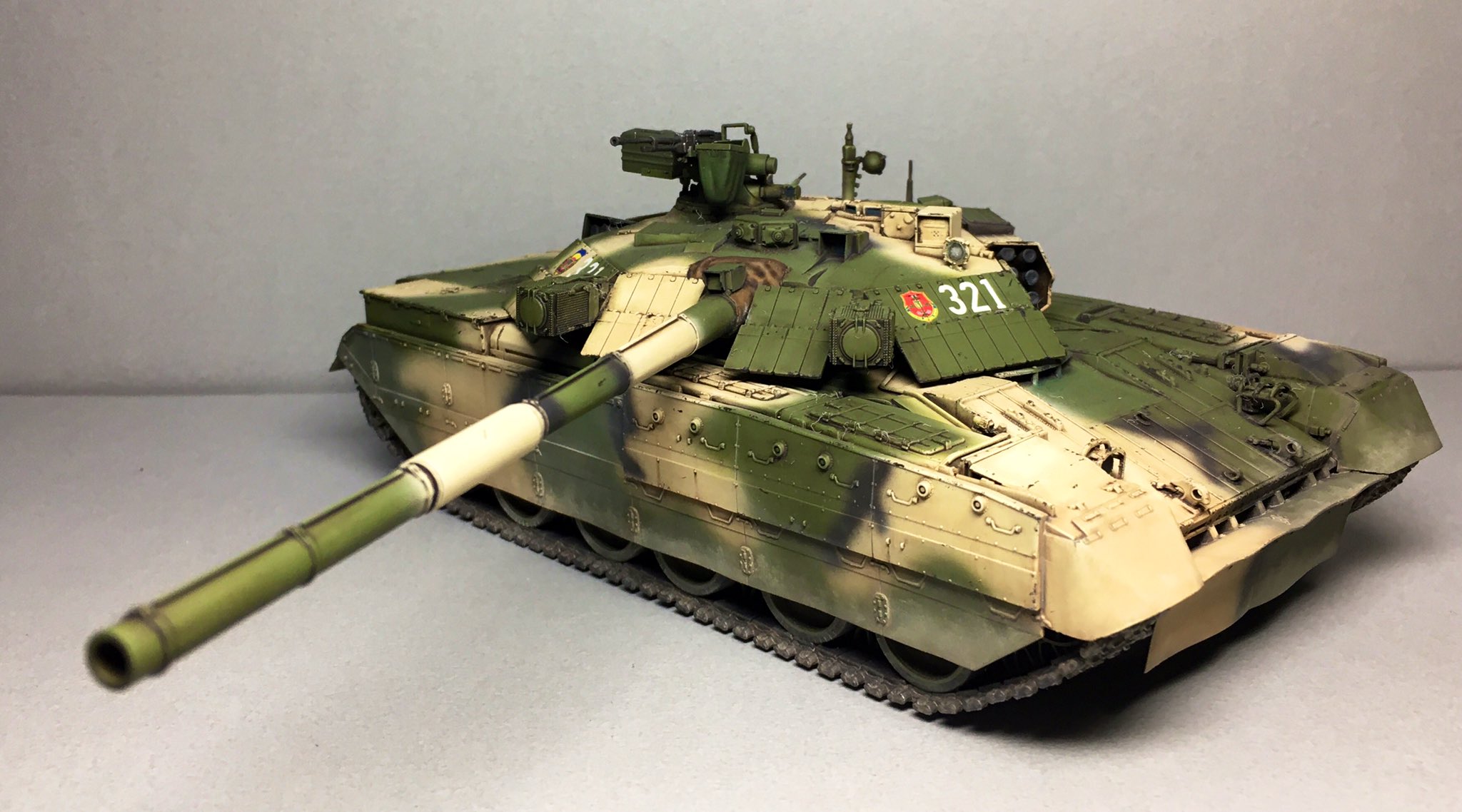 トランペッター 1/35 ウクライナ陸軍 T-84 主力戦車 プラモデル 09511