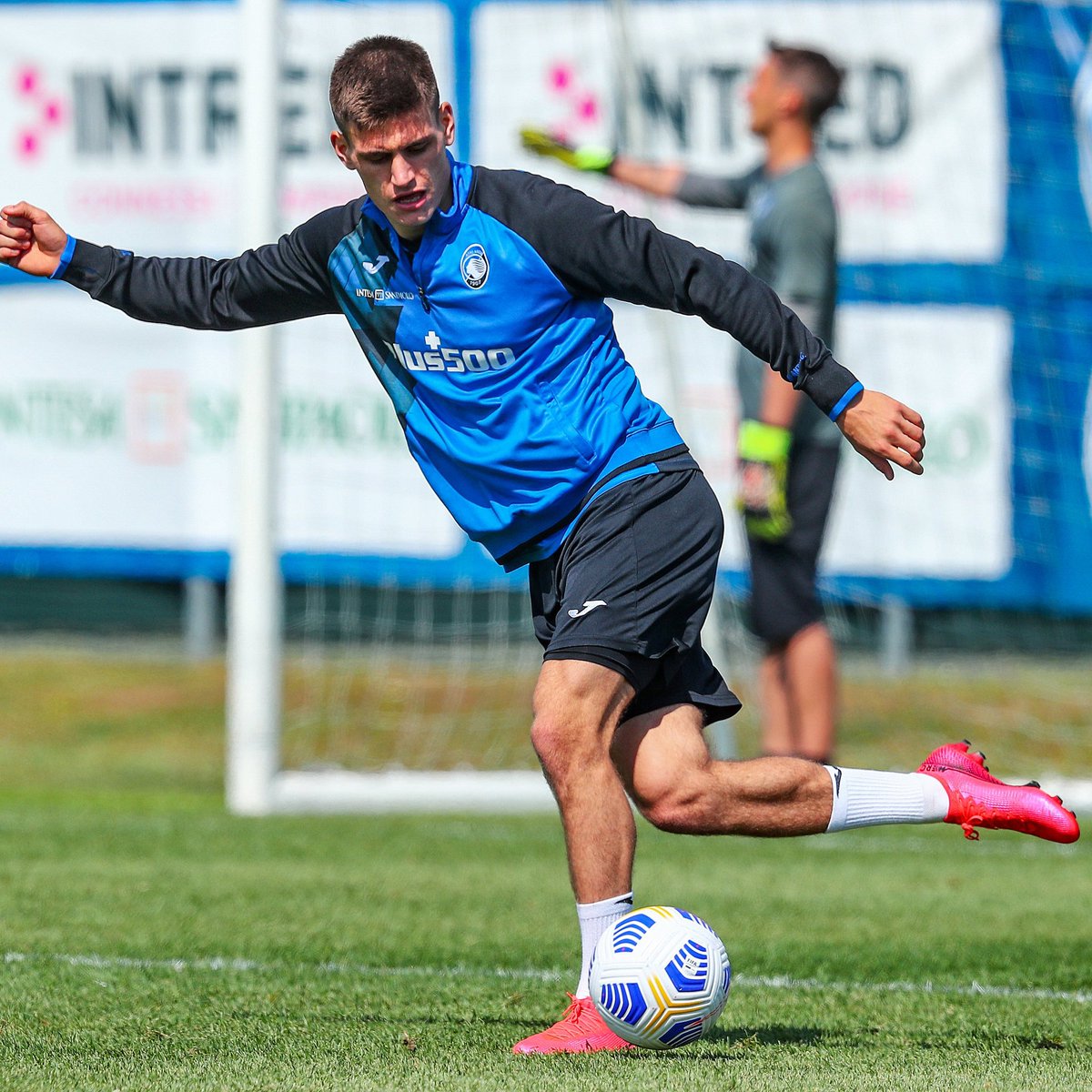 AtalantaBC_esp's tweet photo. 🍏 Rabona tutorial 🍎

#Mæhle #GoAtalantaGo ⚫️🔵 https://t.co/JB7rvhOjoP