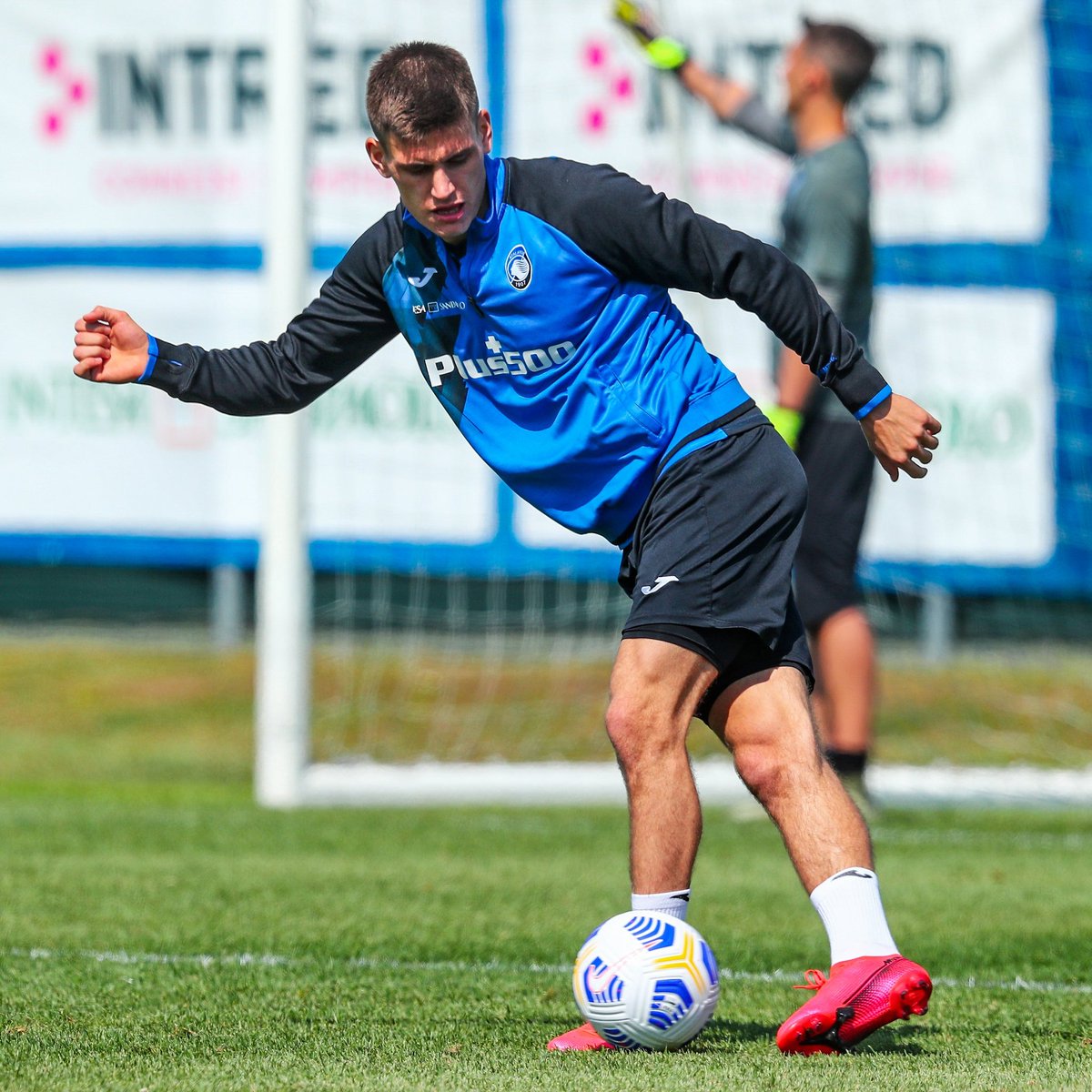 AtalantaBC_esp's tweet photo. 🍏 Rabona tutorial 🍎

#Mæhle #GoAtalantaGo ⚫️🔵 https://t.co/JB7rvhOjoP