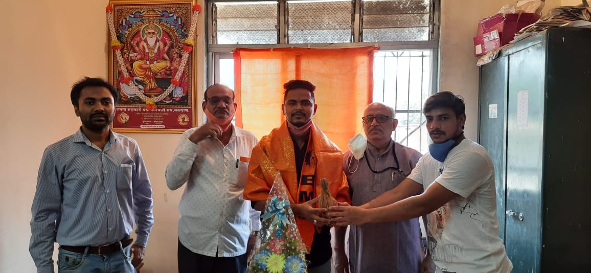 brmsunion's tweet photo. सेंट्रल रेलवे के मुम्बई मंडल में वांगनी स्टेशन पर अपने अद्भुत  साहस का प्रदर्शन करते हुए श्री मयूर शेलके ने एक बच्चे की जान बचाई थी. उनका सम्मान आज भा रे म सं के महामंत्री श्री मंगेश देशपांडे जी ने भारतीय मजदूर संघ के कल्याण स्थित कार्यालय में किया।  @PiyushGoyal
@RailMinIndia https://t.co/7riXcxKeUQ