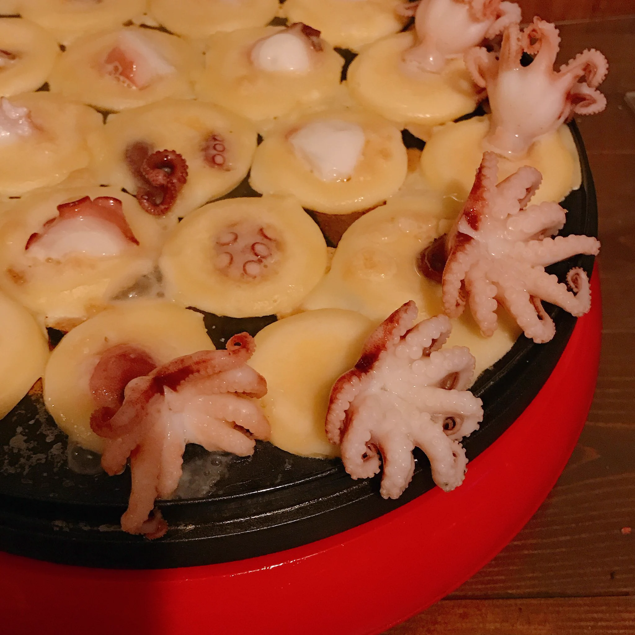 未確認生物発見！？足が生えているたこ焼きがこれwww