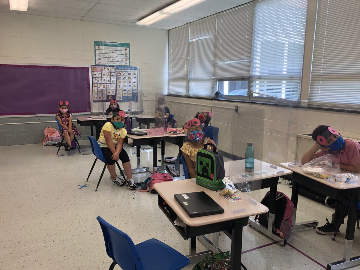 JuliaReichel3's tweet photo. First Graders have been learning all about Cicadas! We can't wait to see them come out! @SullyES_LCPS https://t.co/hH3ZGFpwwg