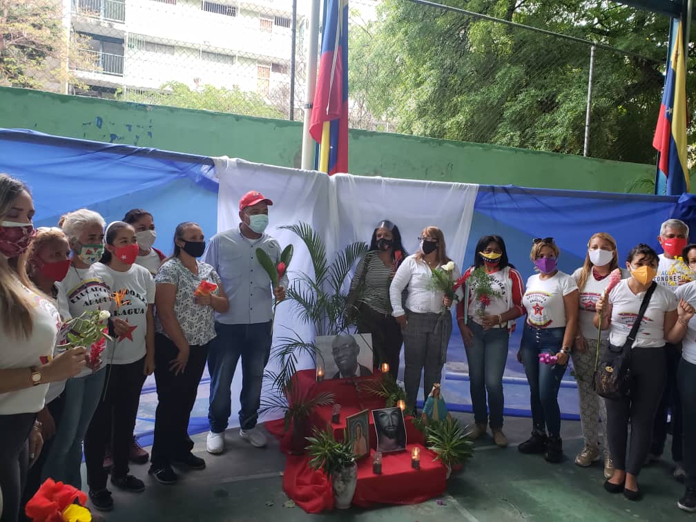 Con Amor te despedimos @psuvaristobulo te recordaremos como un luchador social y Revolucionario a Carta Cabal. Vivirás en cada uno de nosotros. ¡Viva la Patria! #HastaSiempreAristóbulo <a href="/NicolasMaduro/">Nicolás Maduro</a> @MPPEDUCACION <a href="/RosangelaOrozco/">Rosangela Orozco</a> <a href="/RMarcoTorres/">Rodolfo Marco Torres</a> @ZE_Aragua