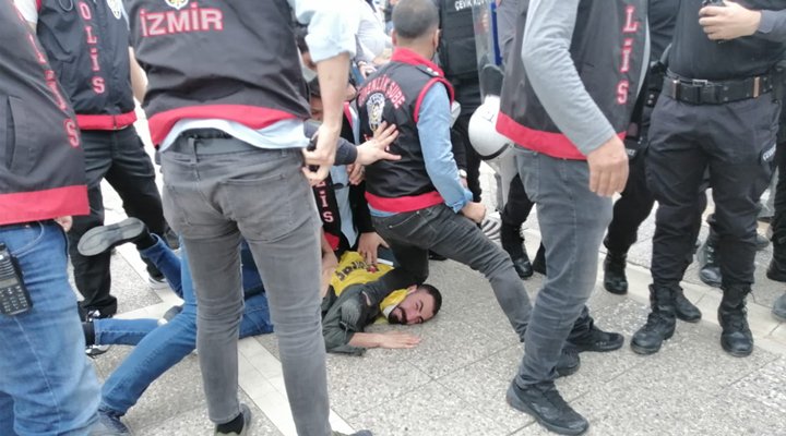 ABD'de polis #GeorgeFloyd'u boynuna diziyle bastırarak ölümüne sebep olduğunda Cumhurbaşkanı Erdoğan, "İnsanlık dışı yaklaşımı kınıyorum demişti.

İzmir'de emek örgütlerinin çağrısıyla düzenlenen 1 Mayıs açıklamasına saldıran polis, bir eylemcinin boğazına diziyle bastırdı.