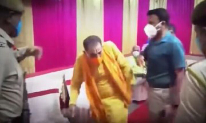 yad_yaduvendra's tweet image. भाग जाओ, नही तो थप्पड़ मार के कोरोना भगाएंगे....!
दबंग डीएम #shaileshkumaryadav 

#IStandWithShaileshYadav 

@Profdilipmandal 
@mnsyadav
@RamkaranNirmal 
@PJkanojia 
@Sumitchauhaan 
@MayankYadavAdv 
@AshaAmbedkar 
@MayankYadavAdv 
@YadavSantoshINC 
@