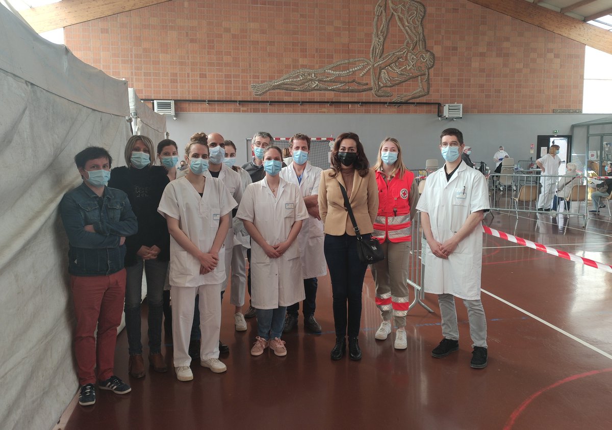 AssiaNouaour's tweet image. J'étais ce matin aux gymnases Charpentier et Dupontreue pour le début de la campagne de dépistage et de vaccination prioritaire pour les habitants des quartiers nord. 
Un grand merci aux équipes du @CHUAmiens et de la @CRfAmiens pour leur investissement!
#COVID19 #Amiens