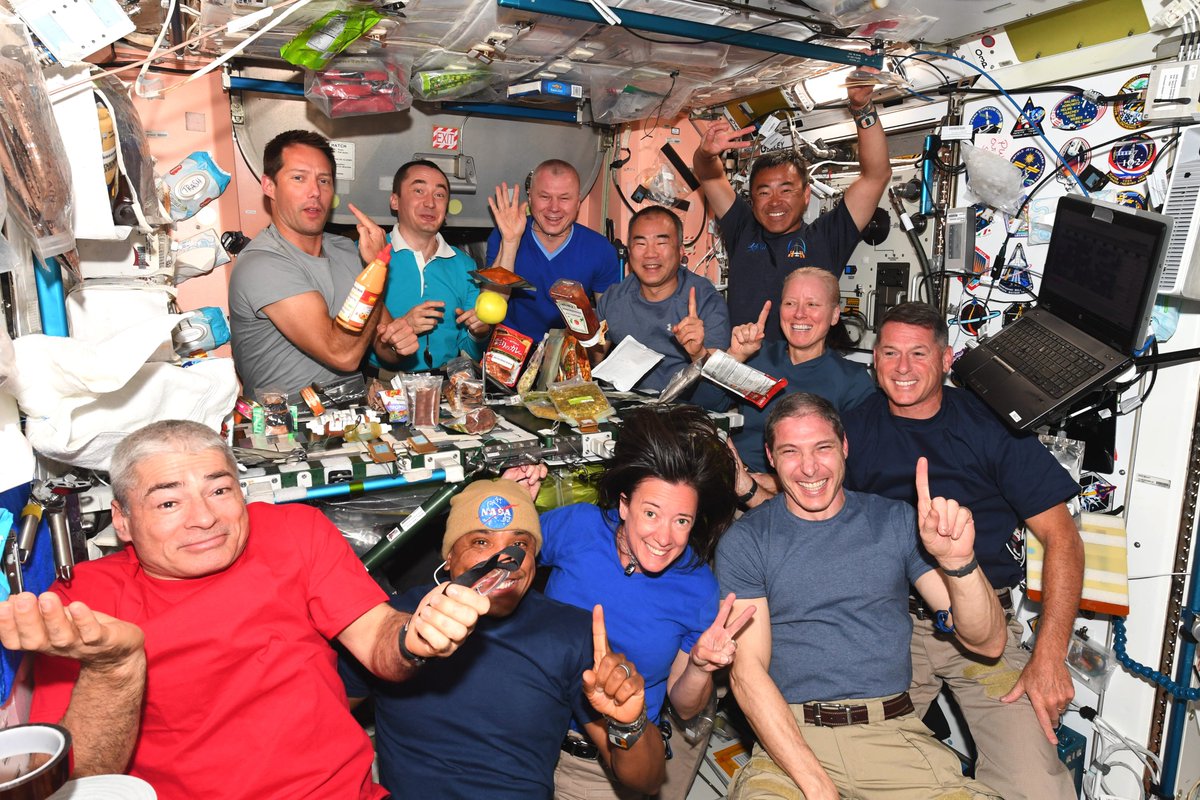 Le départ de Crew-1 (nos prédécesseurs sur Dragon) approche, il était temps de prendre quelques photos d’équipage. Pas facile de faire rentrer tout le monde dans le cadre… Merci au maître en photo <a href="/Astro_Soichi/">NOGUCHI, Soichi 野口　聡一（公式）</a>  pour son talent et pour tous les conseils