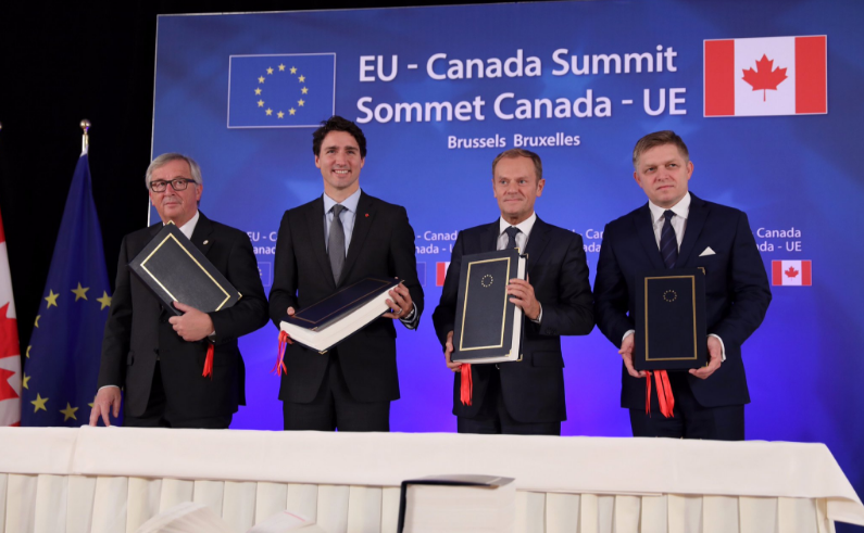 On citera en « exemple » la signature en 2016 du CETA, traité de libre-échange entre l’UE et le Canada ; ou le projet de traité UE-Mercosur, avec plusieurs pays d'Amérique du Sud. À chaque fois, ces traités détruisent les protections douanières sur des produits agroalimentaires.