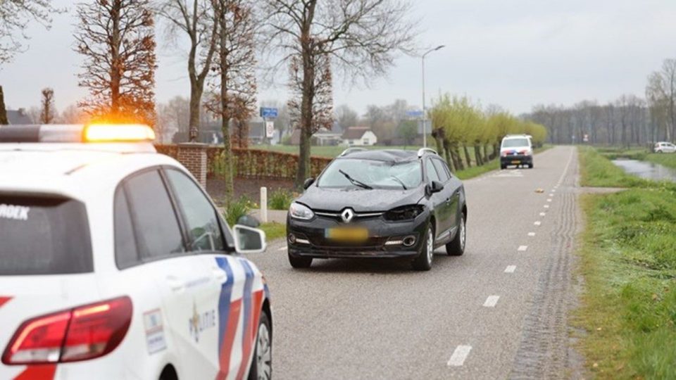 Fietser Zwaargewond naar ziekenhuis na aanrijding auto DOORNSPIJK – Een fietser is donderdagmiddag zwaargewond naar het ziekenhuis gebracht nadat hij op de Huisdijk betrokken raakte bij... ..