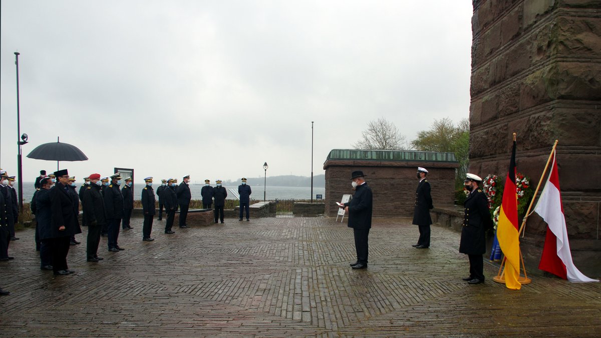 Gedenken an die Verstorbenen des indonesischen U-Boot Unglück. Kranzniederlegung heute am UBoot-Ehrenmal in Möltenort durch den indonesischen Botschafter und Militärattaché sowie Vertreter #DeutscheMarine, Vorstand Deutscher Ubootfahrer, @FueAkBwHH, #WTD71, #TKMS und #Volksbund.