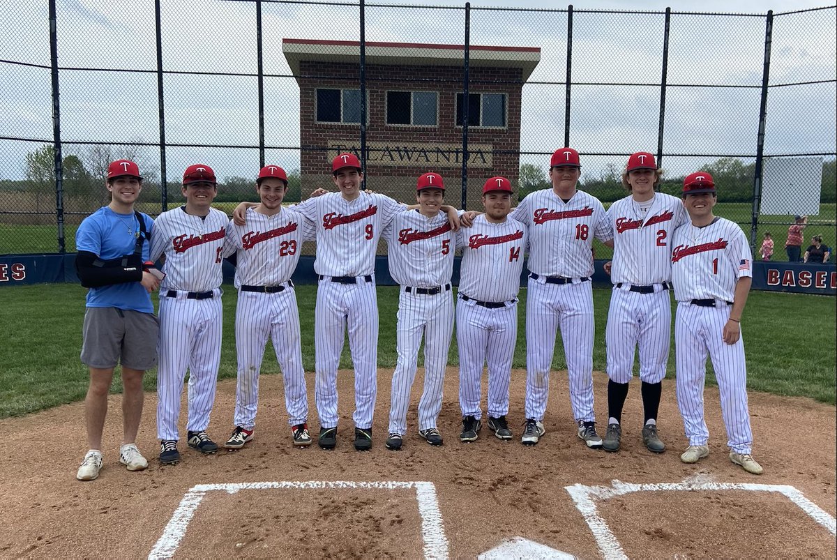 Talawandabaseb1's tweet photo. What a terrific group of #TalawandaBaseball seniors!! It’s been a joy and a privilege, gentlemen!! ⁦@ths_brave⁩ ⁦@THSBoosters⁩ https://t.co/41eAoDki2l