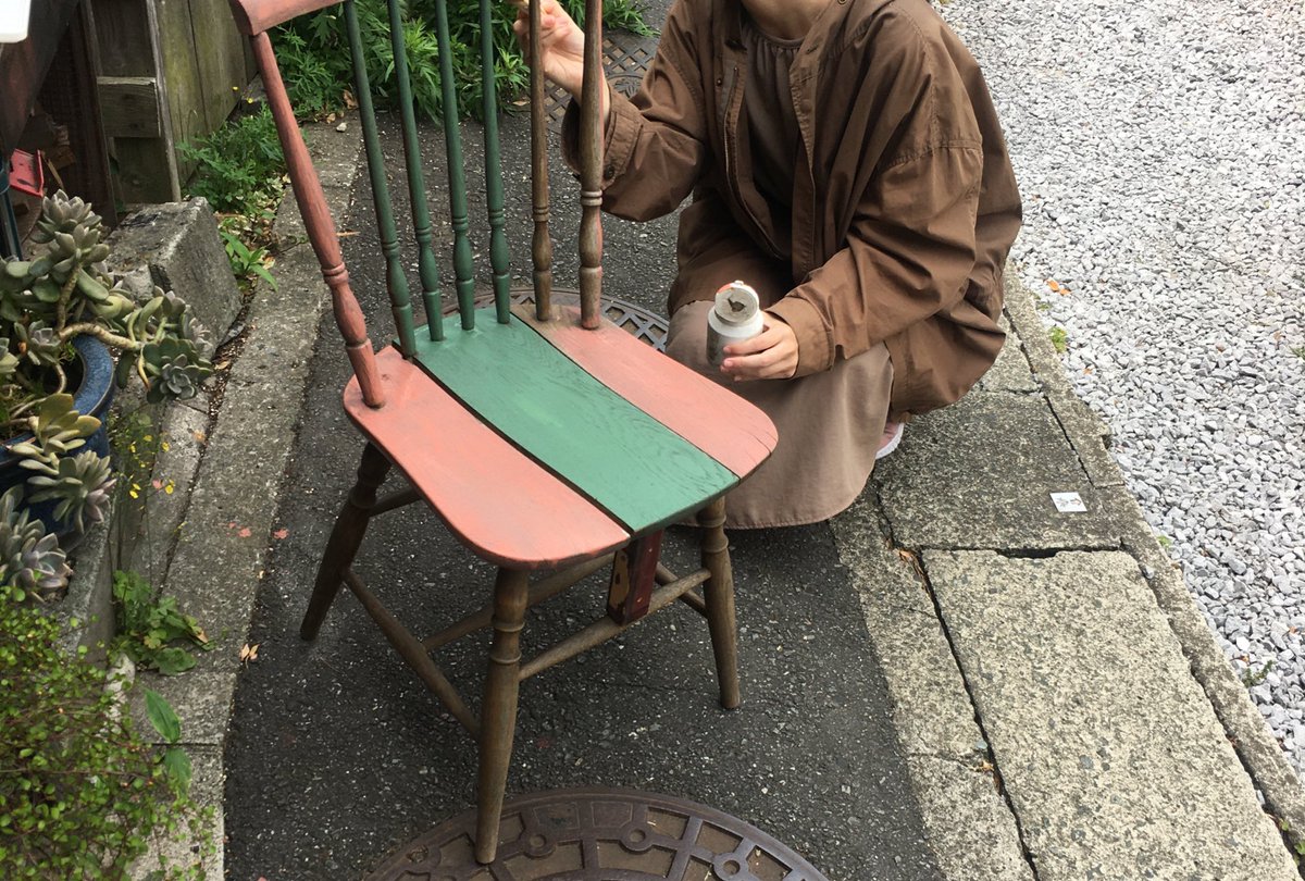 i_link_u's tweet photo. 雨の日の前に彩の看板と椅子を彩りました。来る人が彩りだから、イロドリなんです（笑）by 中の人。#武士
#ゲストハウス
#guesthouse
#武士がオーナーのオモローなゲストハウス
#犬と宿泊
#SDGs
#KEEPDifferent
#インターン募集
#ユニバーサルツーリズム
#バリアフリー
#鎌倉
#鎌倉宿泊 https://t.co/qg7WFAjyeG