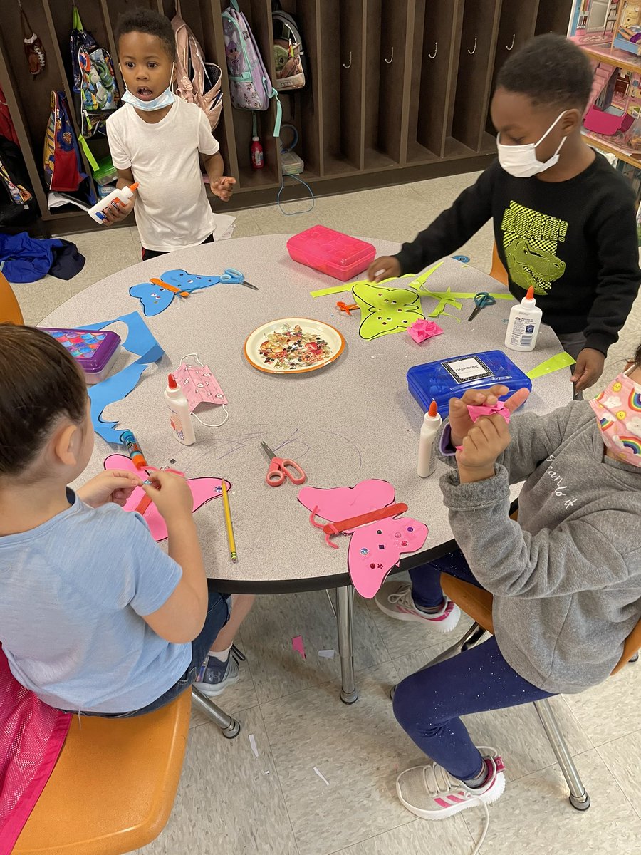 MsKnottEBE's tweet photo. Yesterday started our ABC Countdown to Summer!! We had Art Day to kick things off. We made these gorgeous butterflyโs to hang up in our room! @BattleElem
#countdowntosummer #artday #butterflycraft #EBELionPRIDE https://t.co/5sxNiePhQn