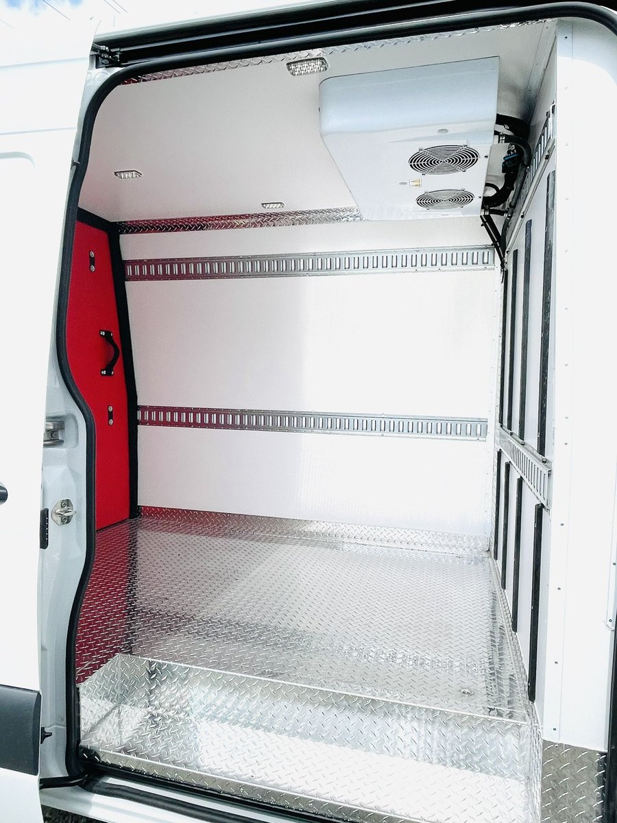 MobileColdSol's tweet image. What better combination than a Mobile Cold Solutions insulation package, @ThermoKingCorp refrigeration unit, and a @SafeFleetCo Randall bulkhead? #Sprinter #ColdTransport #TempControl