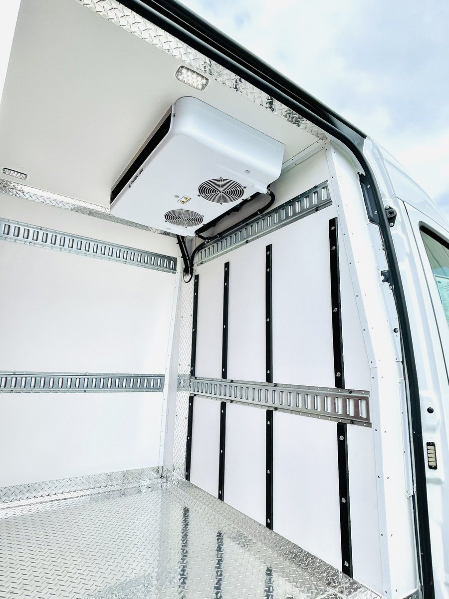 MobileColdSol's tweet image. What better combination than a Mobile Cold Solutions insulation package, @ThermoKingCorp refrigeration unit, and a @SafeFleetCo Randall bulkhead? #Sprinter #ColdTransport #TempControl