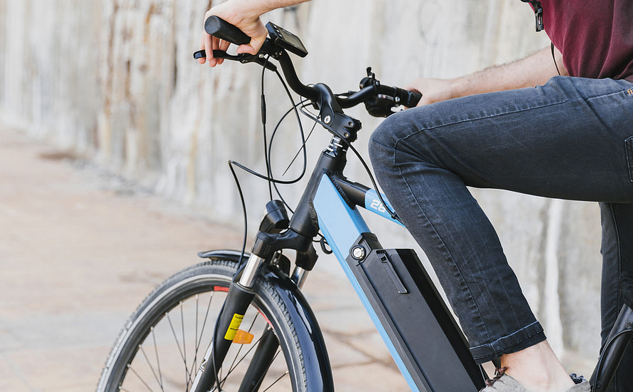 Mat_Rouault's tweet photo. Vous voulez acheter un vélo électrique? La #cdasaintes vous offre une aide financière de 200€, sous conditions d'éligibilité, pour votre acquisition! Rendez-vous sur notre site web pour tout savoir. 
 https://t.co/GmGEgkhe9B https://t.co/hSzJ8zsA1T