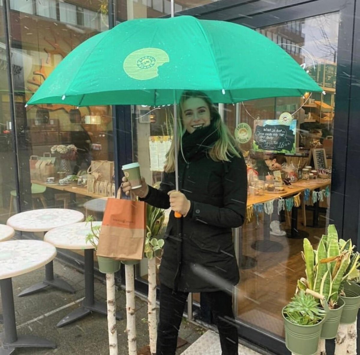 Eén dag genoten van de zon op het terras... Gelukkig hebben we deze limited editions Bagels &amp; Beans paraplu's! ☔🙌