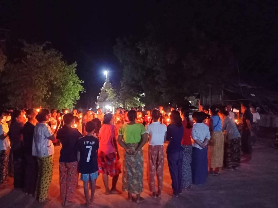 NannLay18157096's tweet photo. Night Strike in #YwarThitGyi,#Sagaing tonight. Despite #InternetShutdown , repeatedly crackdowns, Brutalities of Junta,these brave civillians march for Democracy both Days and Nights.
#Apr29Coup
#WhatsHappeningInMyanmar
#MilkTeaAlliance https://t.co/cfcCG8B9j0