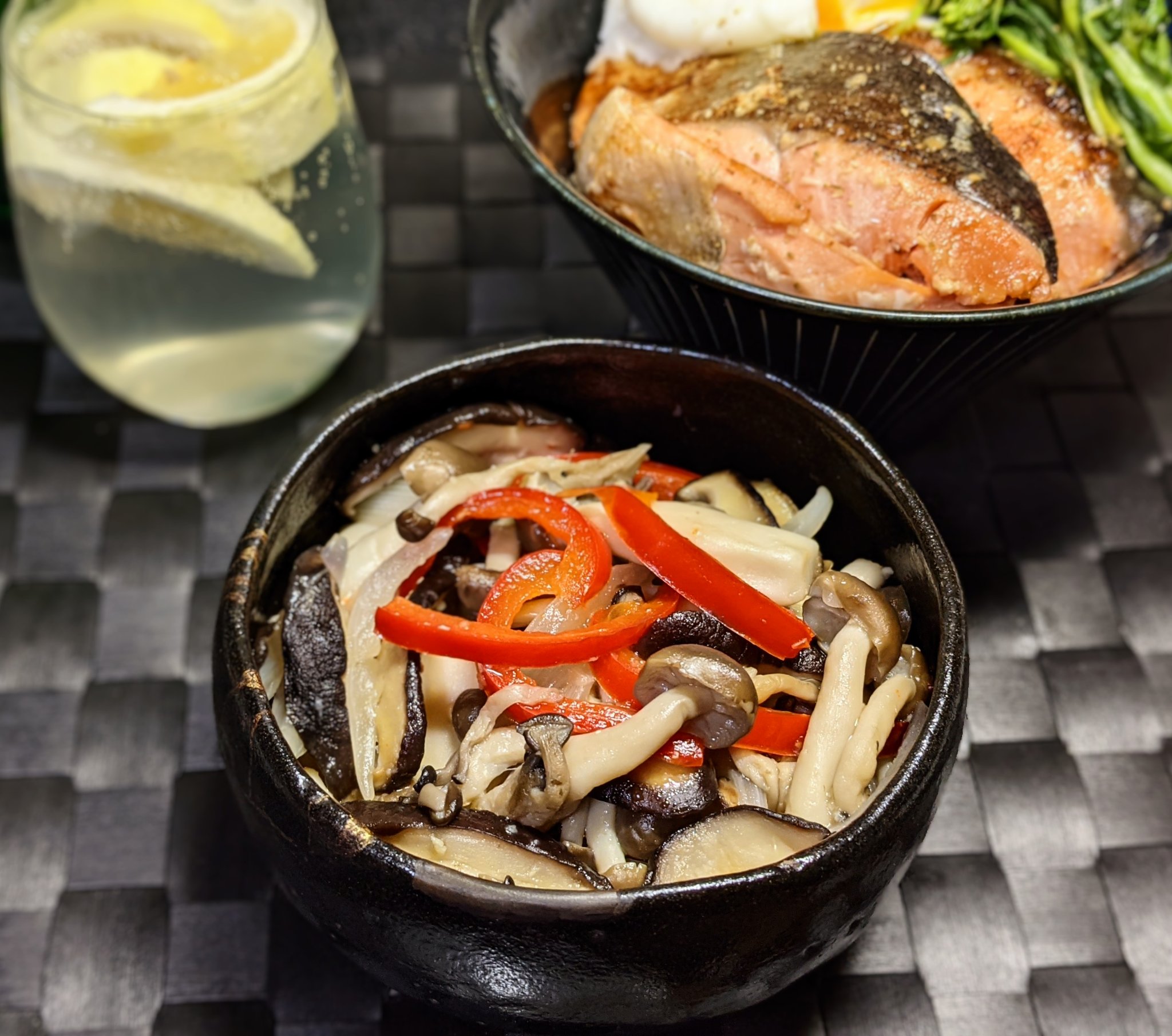 Nana おうちごはん サーモン 花わさび 今日の夕食は 鮭丼 醤油こうじに一晩漬けたサーモンを焼いて 温玉 花わさびのお浸しをのせて完成 きのこ類 玉ねぎ パプリカのソテー 春キャベツとアサリの味噌汁 花わさび初めて買ってみた ツンと