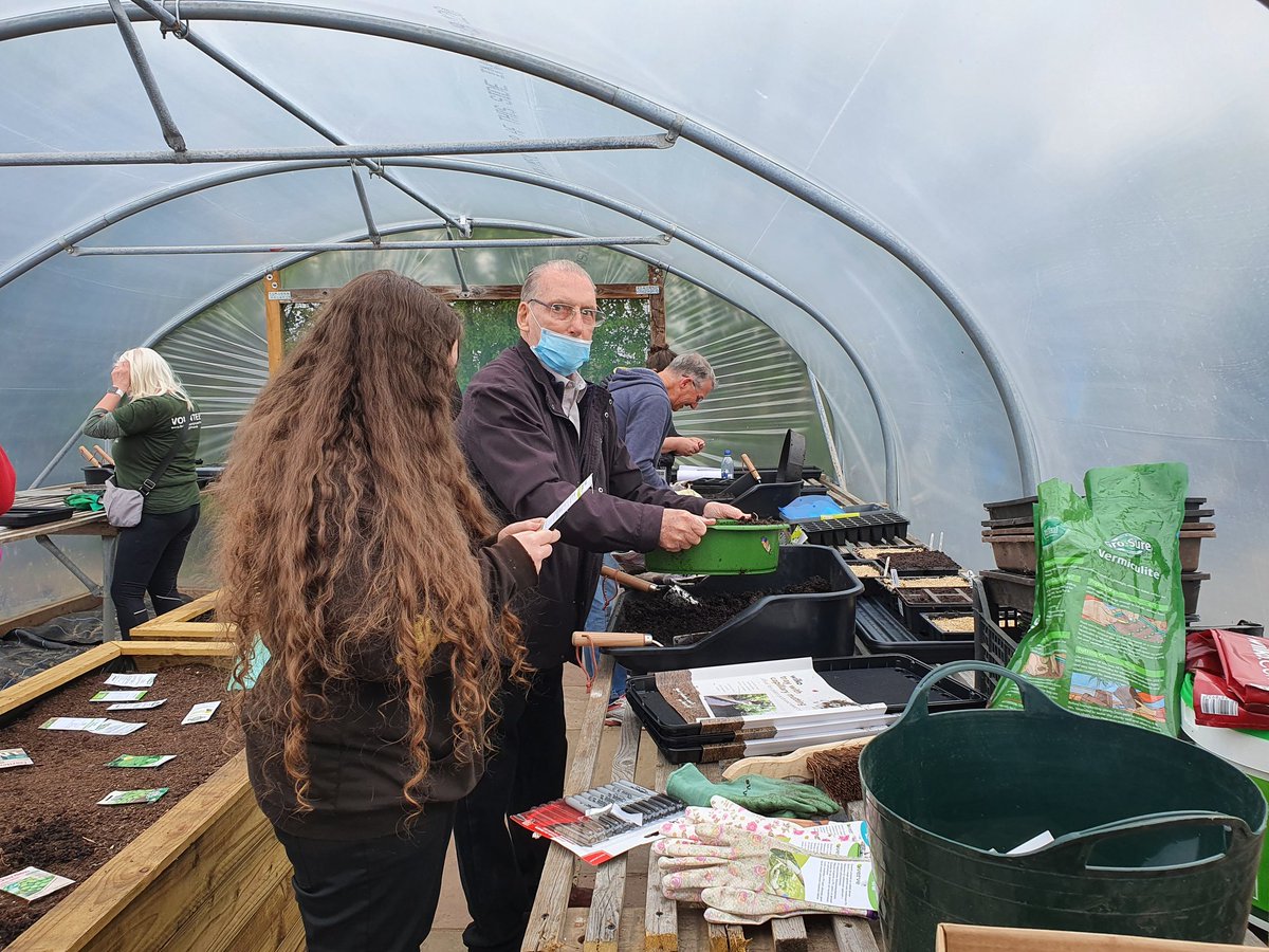 Another glorious day at the garden yday! 🌱Learning about fertilisers, seed sowing & seedlings, planting 🍓 & more! Still spaces on our garden group Wed. 1-3pm! Contact us 07715087655 to sign up @CroxtethCampus @TNLComFund @merseyforest @faiths4change @LiveWellLpool @IanByrneMP