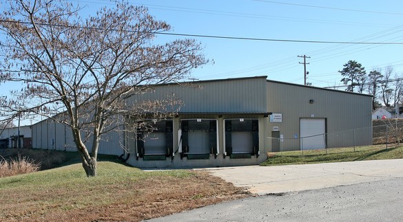 Industrial warehouse for lease-great HP location! 2315-A E. MLK Jr. Dr. is a  ±63,537SF w/4 restrooms, masonry &amp; metal, standing seam roof, 22’ clear height, 8 dock doors, 1 drive-in door &amp; sprinklers. #warehouse #highpoint #commercialrealestate
lnkd.in/dJMQQEK