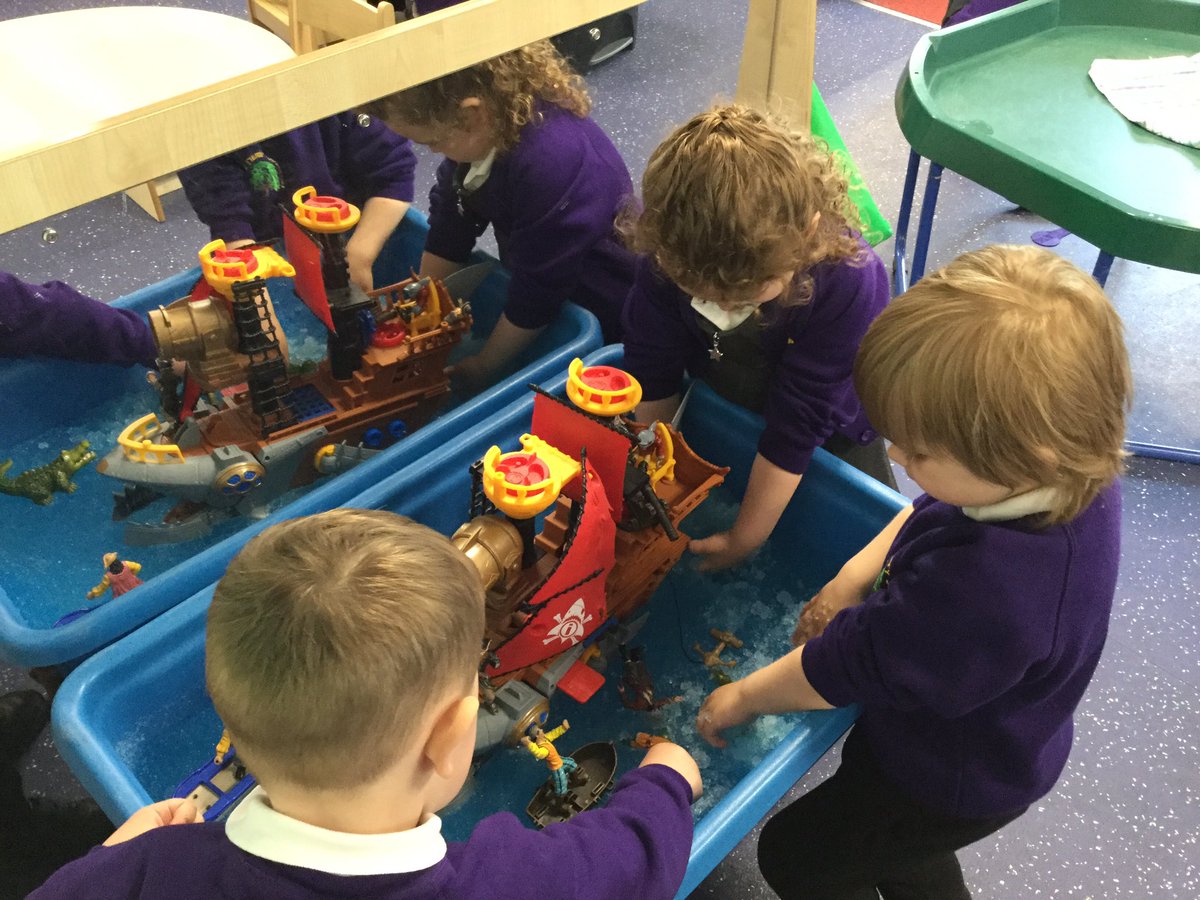 GarswoodNursery's tweet image. Lots of sensory exploration and descriptive vocabulary in our gooey Gelli Baff tray today @GarswoodPrimary #sensory #DescriptiveLanguage #EYFS #ImaginativePlay #CooperativePlay
