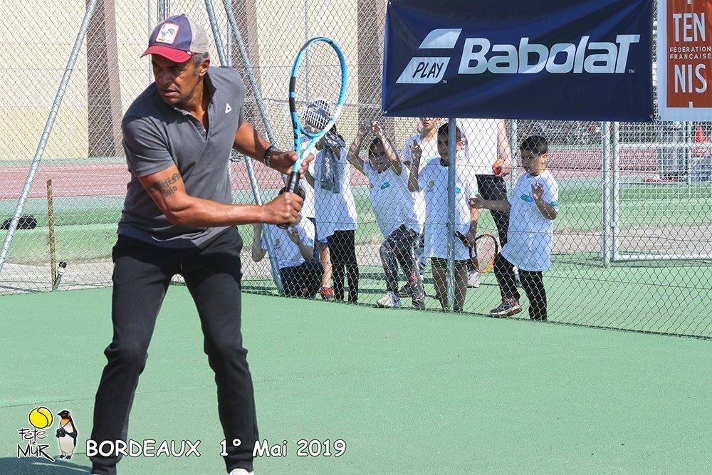 But beyond tennis, Yannick Noah joined the Indomitable Lions coaching staff during the mid 2000’s.A proven champion, it was hoped Yannick Noah’s presence could motivate the players. Around this period Yannick Noah performed at his concerts clad in national team jerseys