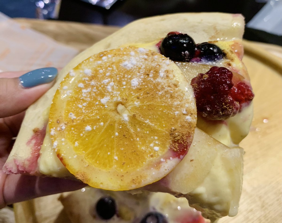 sushianeki's tweet photo. jujutsu kaisen x raku spa collab ♨️

let me TELL you about this gojo dessert pizza 😂 it was a ton of custard with baked apples, oranges, &amp; berries, but the ice cream was too much 😂 it also melted in like 3 minutes so it turned into a gooey puddle

befitting gojo i suppose https://t.co/zPnchOKzNV