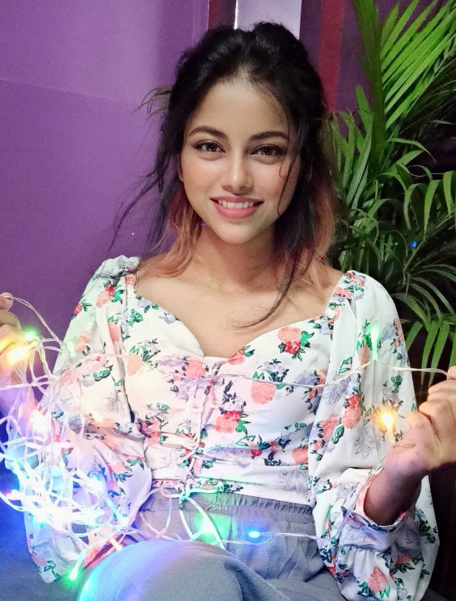 When you struggle on the inside trying to detangle the string of lights and yet need to look good on the outside. 🤣

#zpopdream #zpop #zstars #zgirls #galaxz #thursdaythoughts #thursdaynight #thursdayvibes