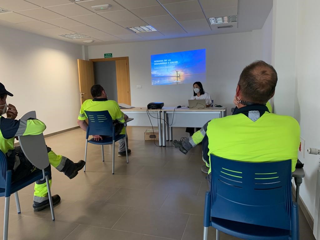 Como cada año en el mes de abril, celebramos la Semana de la #Seguridad y #Salud en el #trabajo con formaciones teórico-prácticas en #PRL. En esta ocasión, la directora técnica de <a href="/AguasdeAviles/">Aguas de Avilés</a> <a href="/losada_duran/">Elena Losada Durán</a>  impartió una formación sobre caídas a distinto y al mismo nivel 👇