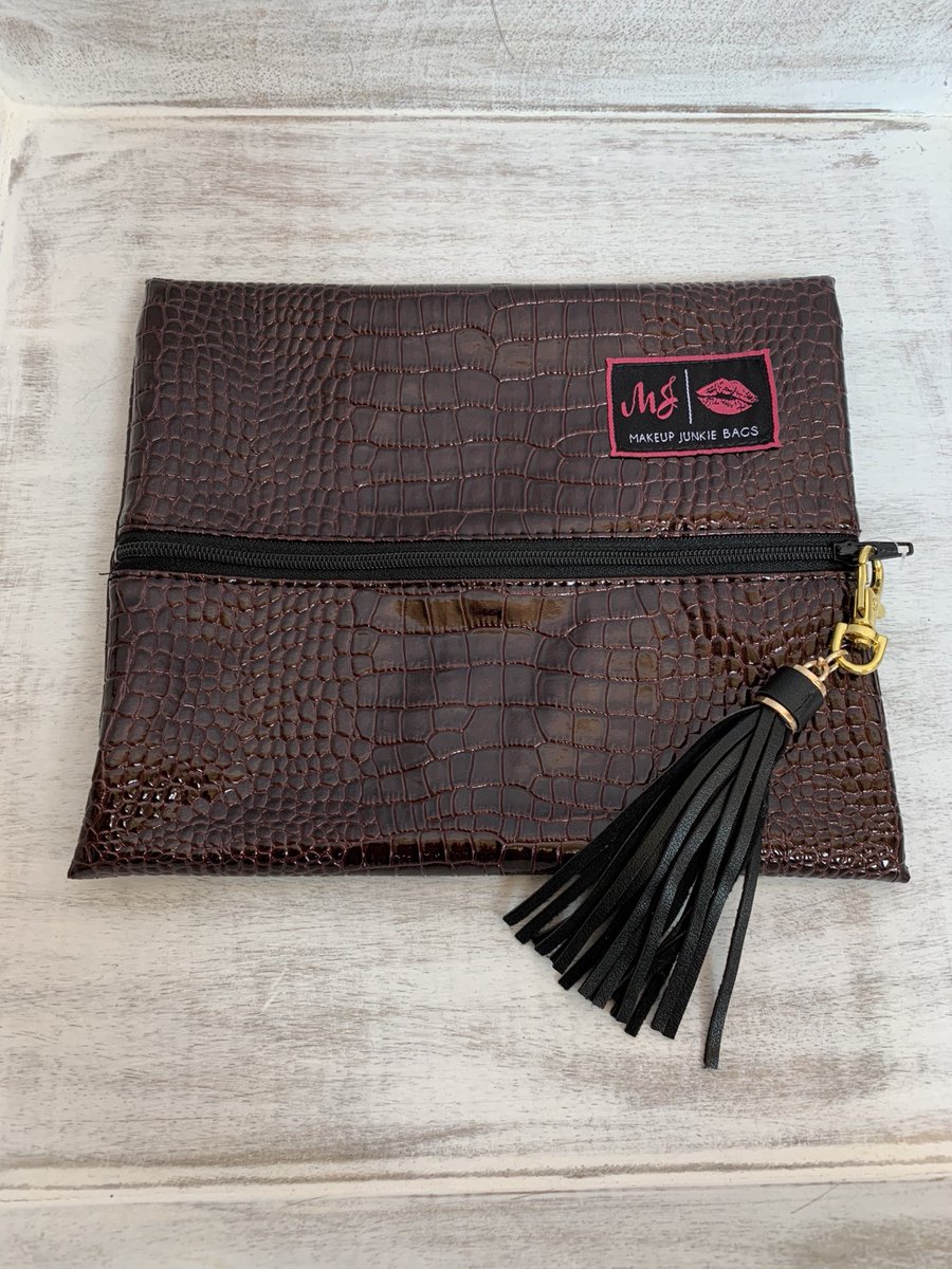 CorahCouture's tweet photo. This bag has the coolest patent shine. Shop now: https://t.co/8n6yEPRcJw 
#makeupjunkiebags #makeupjunkiebag #mjbags #makeupjunkie #corahcouture #april #makeup #giftsforher #shopping #onlineshopping #outfits #mobileboutique #online https://t.co/zl74P22VlG