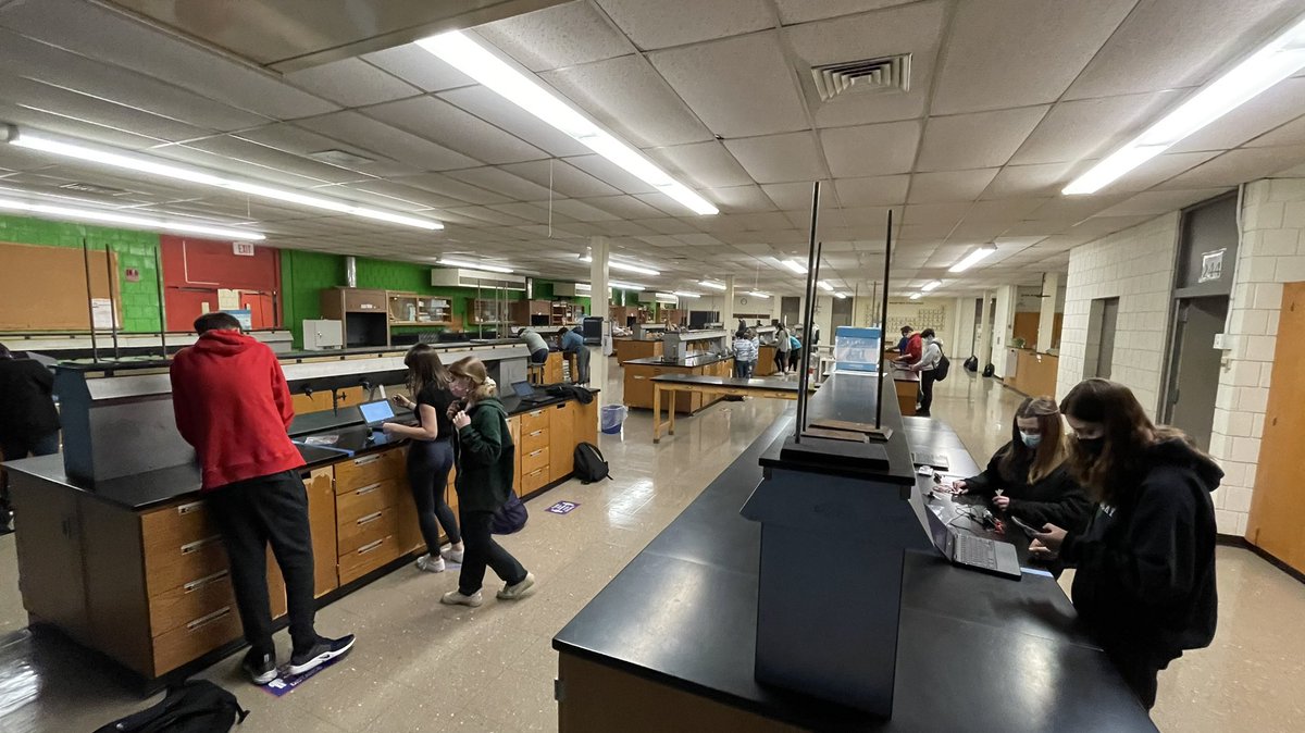 AboroScience's tweet image. Mr. Tarsi and Mr. Reilly’s B-block classes building circuits in lab today