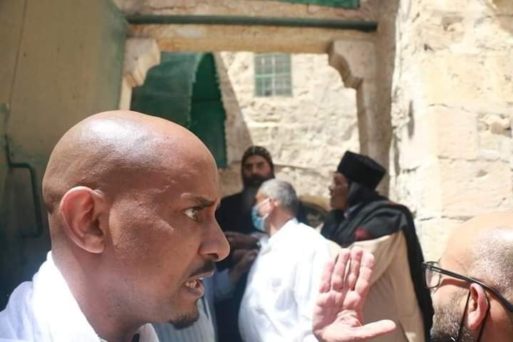 coptstoday's tweet photo. #عاجل إشتباكات بين الأحباش والرهبان الأقباط أمام دير السلطان..
تصوير 
Joe Hani https://t.co/lweosbHilV