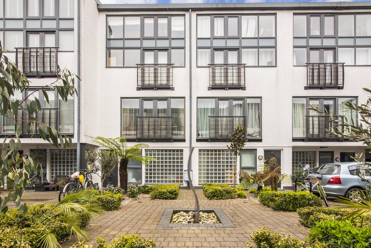 Just launched  - Rentify have just brought to market this modern 4 bedroom townhouse with off street parking in Kensal Green guided at £2,000pcm. rightmove.co.uk/properties/106…