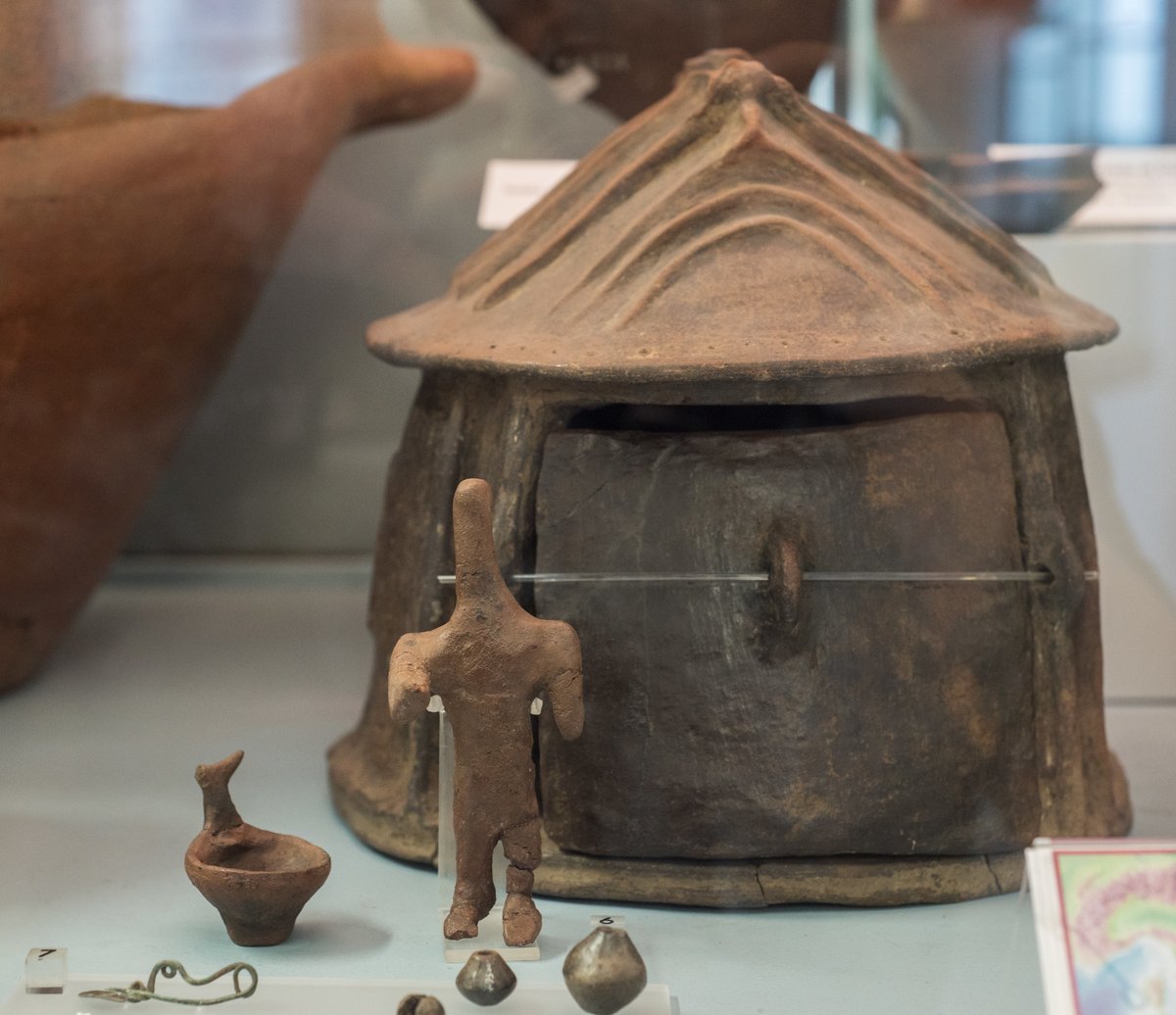 Similar hut technology continued through Bronze (ca 2300-1000) & Iron (1000-700 BCE) Ages; terracotta hut urns from near Rome give an idea of what these looked like, while postholes and cuts on Rome's Palatine Hill (&elsewhere) show their shape & size. (3rd image  @ParcoColosseo)