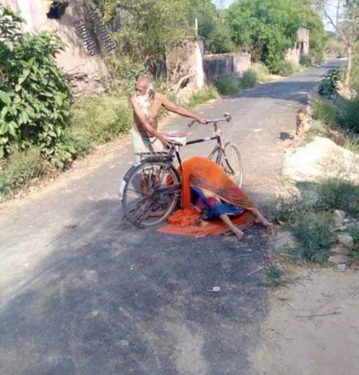 parveenkail's tweet photo. ये तस्वीर यूपी के जौनपुर के तिलकधारी सिंह और उनकी मृत पत्नी राजकुमारी देवी की है,,
ये बुजुर्ग कोरोना से मृत अपनी पत्नी की लाश को साइकिल से ले जा रहा है... शर्मनाक !😢🥲

दुनिया के सबसे बड़े क्रिकेट स्टेडियम और सबसे ऊंची मूर्ति का हम क्या करें। @OfficialINLD @ANI https://t.co/dbipnzWSit