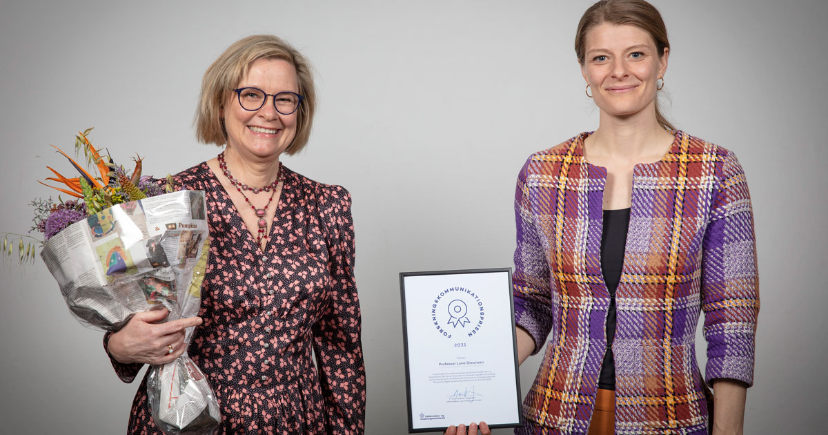 STORT tillykke til professor Lone Simonsen, som i dag har modtaget Forskningskommunikationsprisen 2021! 👏👏👏 Lone Simonsen får prisen for sin evne til at sætte perspektiv på corona-pandemien i et let forståeligt sprog. bit.ly/2wBUnyt #dkforsk #dkvid #forskningensdøgn