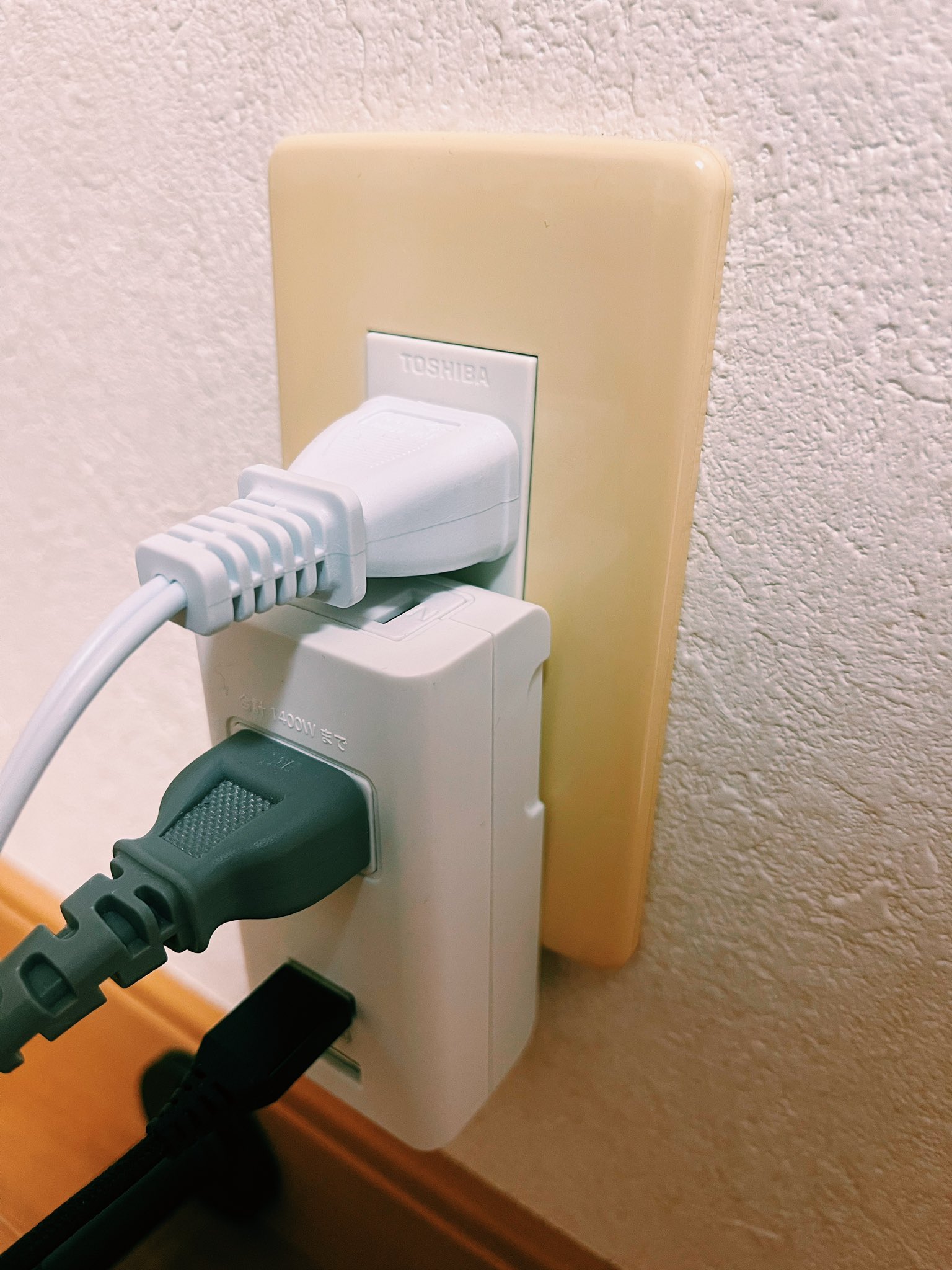 ぽこぽん ダイソーでusb付きの電源タップ買ってきた Usbは最大2 4aで若干心許ないけどコンセント無駄にならなくていい感じ てかコンセントもタコ足出来ると思ってたけど どうやっても上のやつはもう一個のコンセントに干渉して刺せない 下に付いて