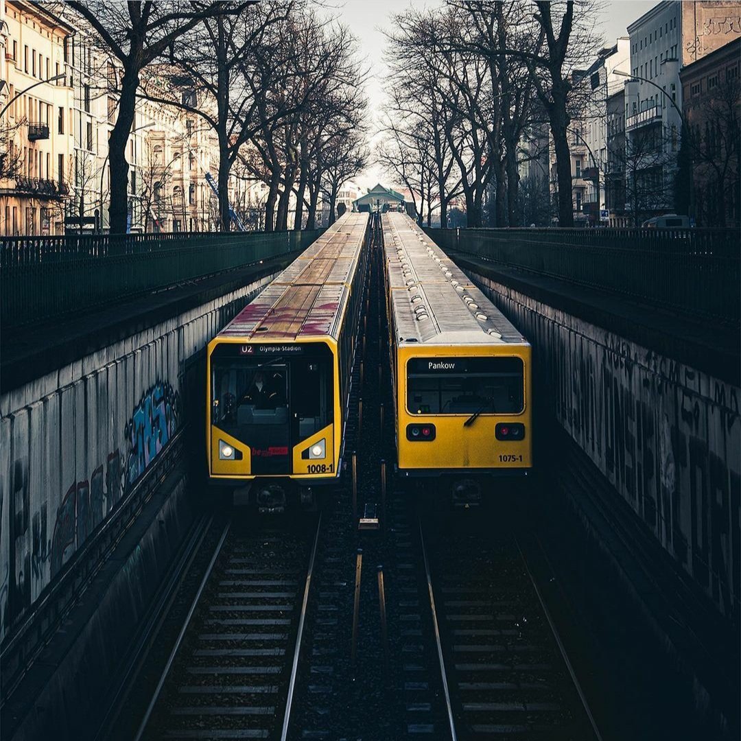 Report_Oldtimer's tweet image. Die GUTE Berliner U-Bahn (RECHTS) neben der NEUEN
Strecke U2 Berliner Verkehrsbetriebe

Oldtimer trifft DieNeue UBahn für Berlin

Bild
Das Kantige Modell war auch mit Titel Bananen-Container #UNTERWEGS - wurde zu DDR Zeiten gebaut
Tweetbild_M_Zerletti