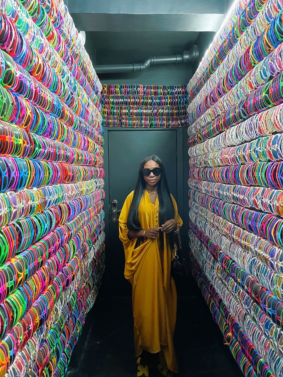 burnt__dodo's tweet photo. I’m literally in The Shades Room https://t.co/uc3ch17df8