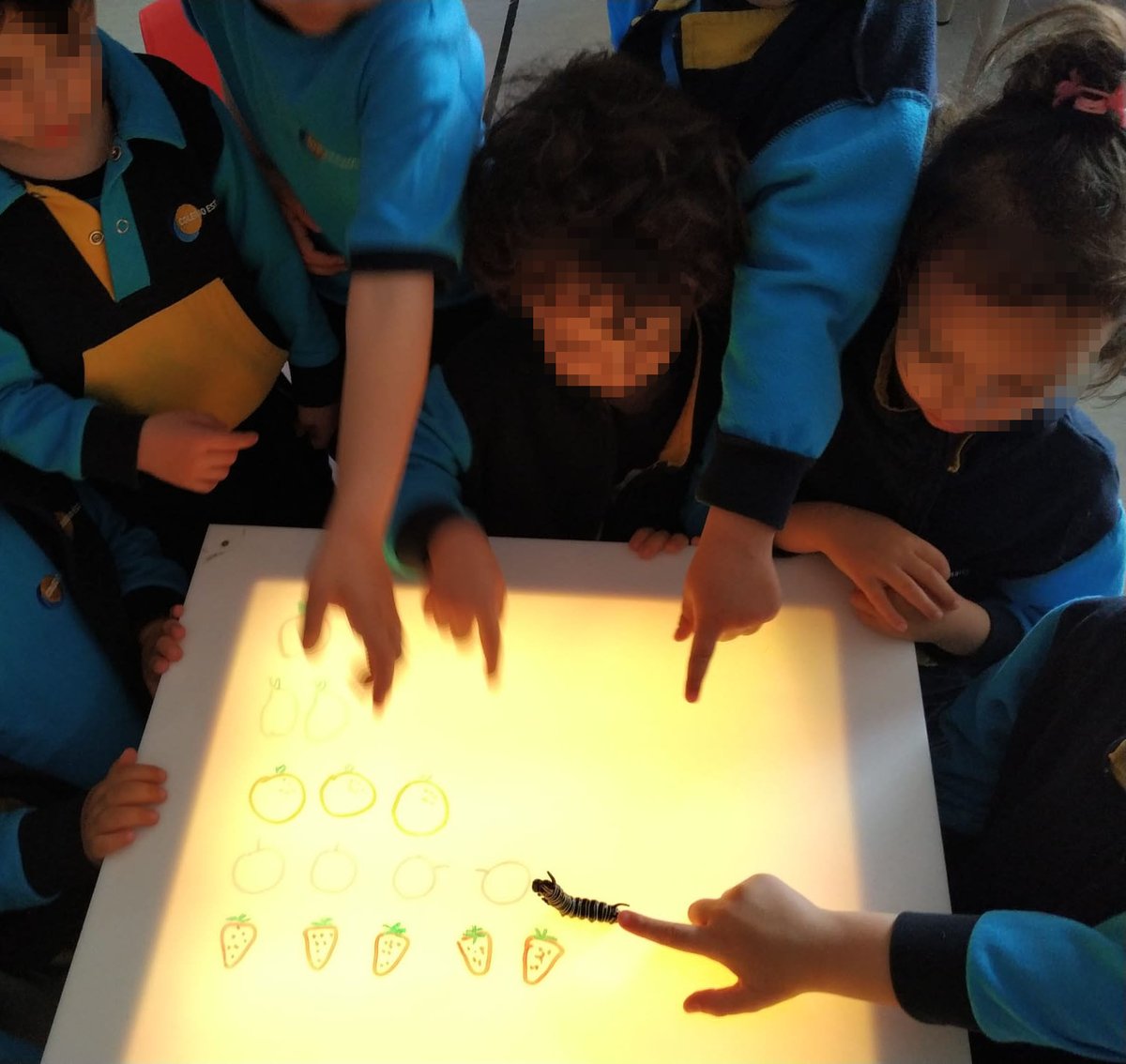 Aprenden vocabulario en #inglés, a contar y nociones sobre alimentos y animales, a través de un cuento.

La utilización de variados y motivadores #RecursosDidácticos como las mesas de luz y los muñecos ayudan a trabajar de manera transversal diferentes contenidos.

#3Años