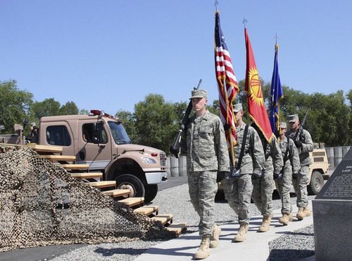 америка желеги. база нато в киргизии. америка узбекистан. измененный флаг кыргызстана. киргизия сша.