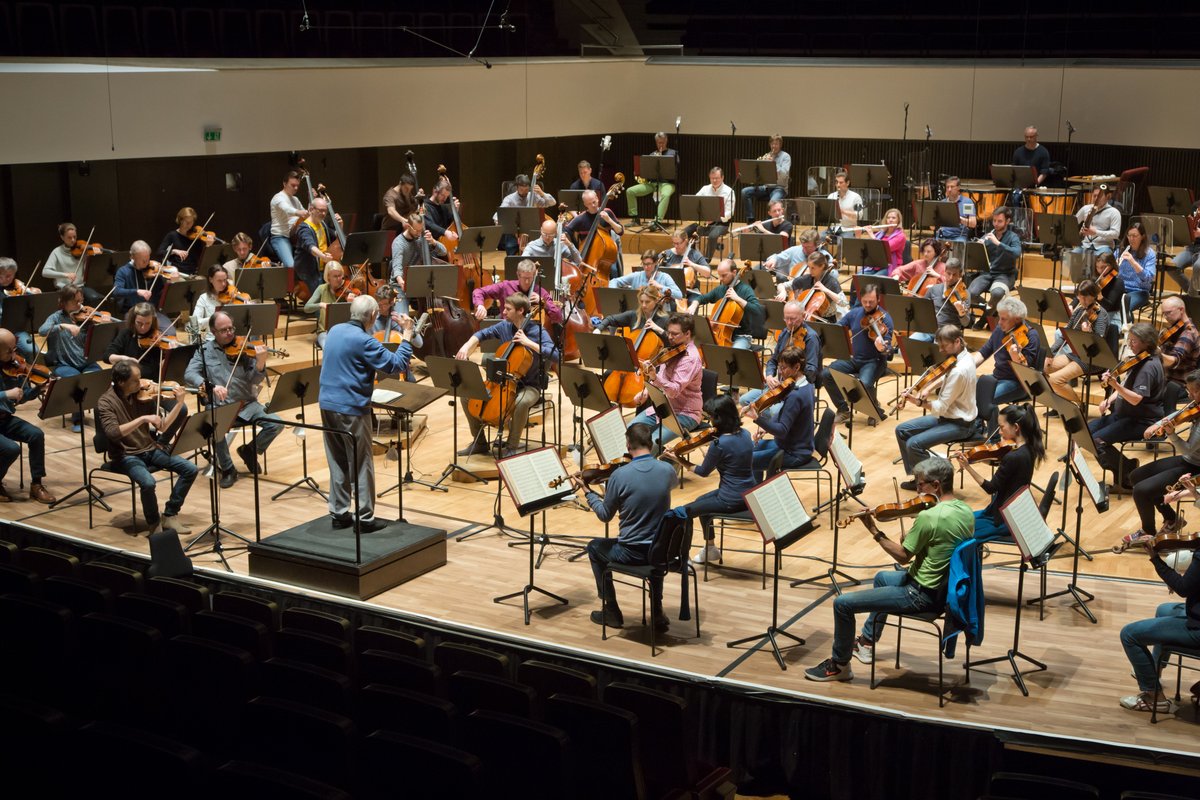 Wenn unser Ehrendirigent Herbert Blomstedt nach Leipzig kommt, ist die Freude immer besonders groß! Auf dem Programm stehen die Sinfonien Nr. 3 &amp; 4 von Johannes Brahms. Diese spielen wir derzeit für die finale CD unseres gemeinsamen Brahms-Zyklus bei Pentatone ein.
📸Gert Mothes