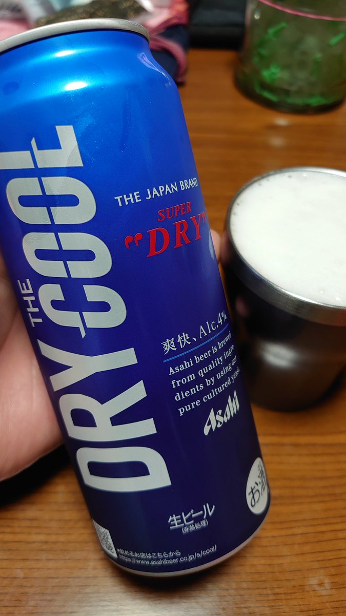 uruurupon's tweet photo. 生樽買いに酒屋にいったら、こんなの発見して反射的に購入w
さっぱりで旨いけどなんかあっさりやなぁと思ったらアルコールも少し低い。
でもこれグビグビ呑めて酔わないからいいなぁ。コンビニでも置いてほしい。
#ビール #スーパードライ #DRYCOOL https://t.co/y53rxABi8D