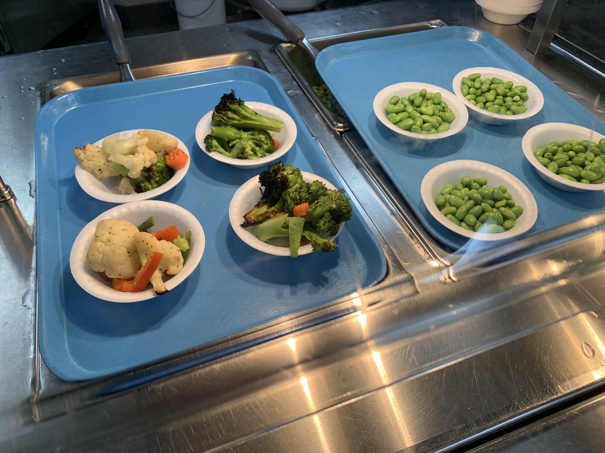 OLSDFood's tweet photo. Yummy lunch options today at Liberty High School! #schoollunch https://t.co/s4GA5FICE4