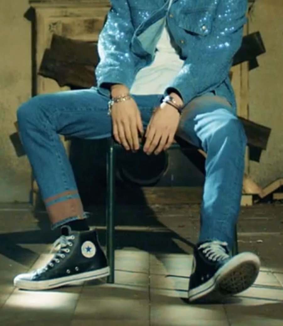 Manspreading + hands