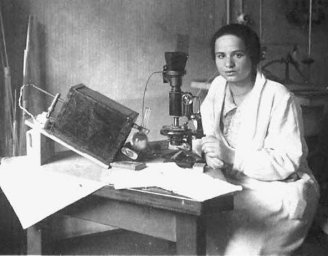 Physicist Marietta Blau was born  #OTD in 1894. She pioneered the use of nuclear emulsion plates for particle detection, and discovered "disintegration stars" produced by cosmic rays interacting with nuclei in the plates.Photo: Agnes Rodhe