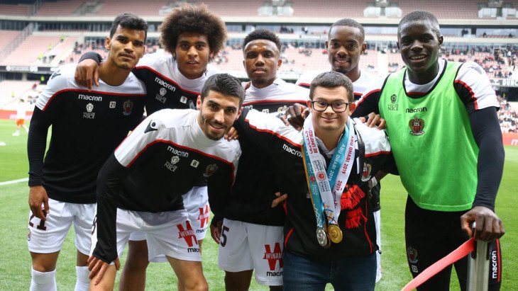ogcnice's tweet photo. 🎥 Les caméras d'@AzurTV_ ont suivi Jordan @MingMinglis, fervent supporter et ambassadeur de cœur de l’OGC Nice 🔴⚫

👉 Un reportage à découvrir ce jeudi soir à 19h58 sur #AzurTV (TNT CANAL 31)

#OGCNice https://t.co/Qv6Cqhyhnb