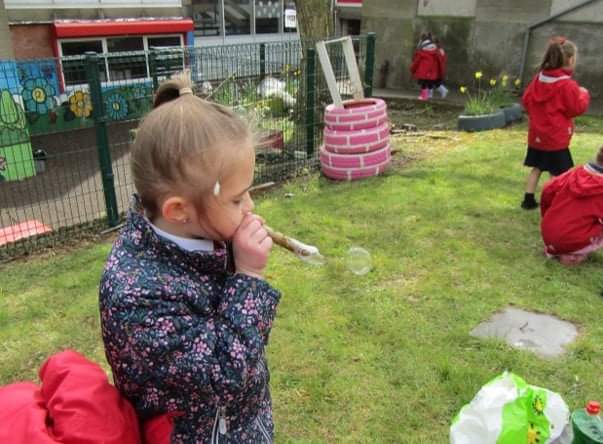 NIForestSchool's tweet image. Great morning at at Holy Cross Girls Primary School yesterday. We looked at #camouflage and played a camouflage #game. Then after break we used #hacksaws and tent pegs to make bubble wands. 
#nifsa #forestschool #learningwithoutwalls #learningoutdoors #tooluse #elder